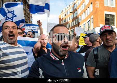 London, Großbritannien. 10 Juni, 2018. Pro-Israel Aktivisten Holding israelische Fahnen der pro-palästinensischen Al Quds Tag März durch das Zentrum von London von der Islamischen Menschenrechtskommission organisierte zu blockieren versuchen. Eine internationale Veranstaltung, Es begann 1979 im Iran. Quds ist der arabische Name für Jerusalem. Credit: Mark Kerrison/Alamy leben Nachrichten Stockfoto