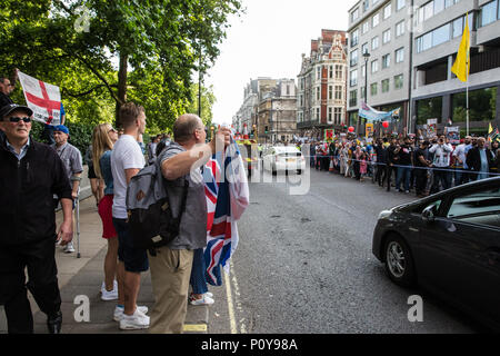 London, Großbritannien. 10 Juni, 2018. Mitglieder der rechtsextremen Gruppen und pro-israelischen Aktivisten taunt Hunderte von Menschen, die sich an der pro-palästinensischen Al Quds Tag März durch das Zentrum von London von der Islamischen Menschenrechtskommission organisiert. Eine internationale Veranstaltung, Es begann 1979 im Iran. Quds ist der arabische Name für Jerusalem. Credit: Mark Kerrison/Alamy leben Nachrichten Stockfoto