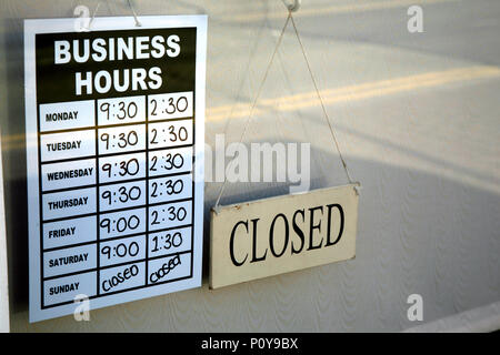 Öffnungszeiten in einem kleinen Cafe in Dinnington South Yorkshire eine alte Bergbaustadt Stockfoto