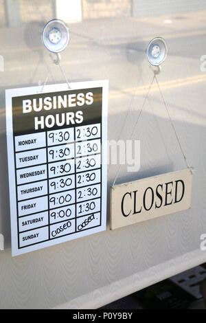 Öffnungszeiten in einem kleinen Cafe in Dinnington South Yorkshire eine alte Bergbaustadt Stockfoto