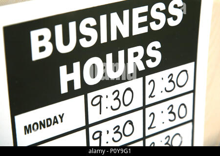 Öffnungszeiten in einem kleinen Cafe in Dinnington South Yorkshire eine alte Bergbaustadt Stockfoto