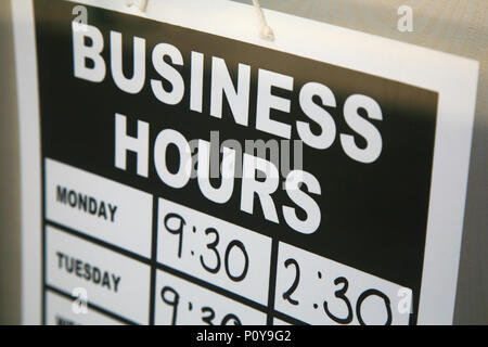 Öffnungszeiten in einem kleinen Cafe in Dinnington South Yorkshire eine alte Bergbaustadt Stockfoto