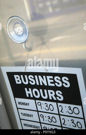 Öffnungszeiten in einem kleinen Cafe in Dinnington South Yorkshire eine alte Bergbaustadt Stockfoto