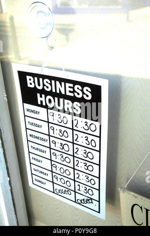 Öffnungszeiten in einem kleinen Cafe in Dinnington South Yorkshire eine alte Bergbaustadt Stockfoto