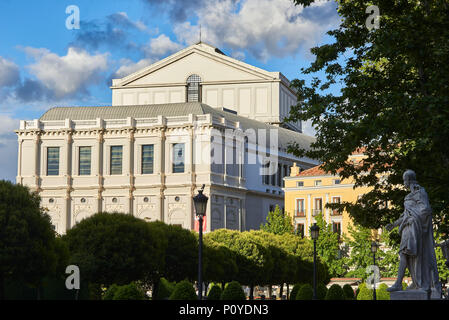 Das königliche Theater (Teatro Real oder einfach El Real) und die Statue von Goth King Ataulfo im Vordergrund. Plaza de Oriente entfernt. Madrid, Spanien. Stockfoto