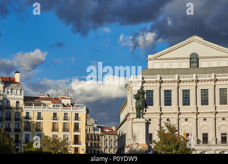 Das königliche Theater (Teatro Real oder einfach El Real) und Denkmal für Felipe IV im Vordergrund. Plaza de Oriente entfernt. Madrid, Spanien. Stockfoto