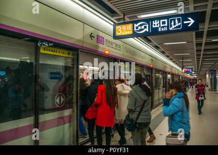 Fluggästen eine Linie 2 u-Bahn Zug an der Fanhu Station in Wuhan, China. Stockfoto