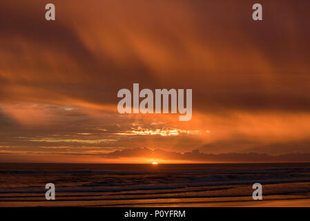 Muriwai Beach bei Sonnenuntergang Zeit mit bunten Wolken, Neuseeland Stockfoto