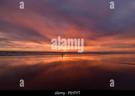 Muriwai Beach bei Sonnenuntergang Zeit mit bunten Wolken, Neuseeland Stockfoto