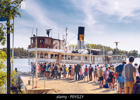 Traditionelle schwedische Fähre System mit Waxholmsbolaget auf der Insel Grinda, Stockholm Stockfoto