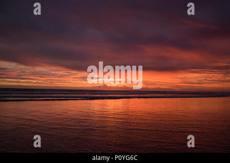 Muriwai Beach bei Sonnenuntergang Zeit mit bunten Wolken, Neuseeland Stockfoto