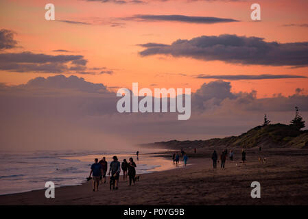 Muriwai Beach bei Sonnenuntergang Zeit mit bunten Wolken, Neuseeland Stockfoto