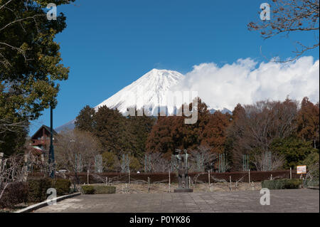 Präfektur Shizuoka, Fuji City, Hiromi Park, Japan - 16. Februar, 2013. Schöne Aussicht auf den Berg Fuji im Winter mit blauem Himmel und weißen Wolken. Stockfoto