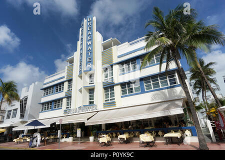 MIAMI BEACH, Florida - 9. JUNI 2018: Die berühmten Art déco-Viertel von Ocean Drive in South Beach Miami, USA Stockfoto