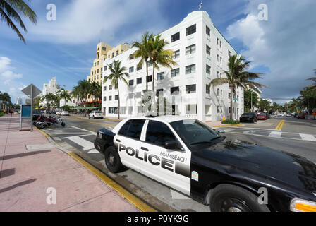 MIAMI BEACH, Florida - 9. JUNI 2018: Die berühmten Art déco-Viertel von Ocean Drive in South Beach Miami, USA Stockfoto