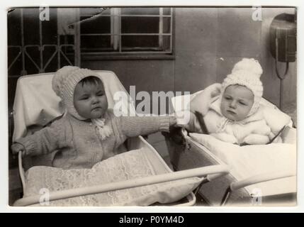 Der TSCHECHOSLOWAKISCHEN SOZIALISTISCHEN REPUBLIK, ca. 1972: Vintage Foto zeigt Babys im Kinderwagen (Kinderwagen), ca. 1972. Stockfoto