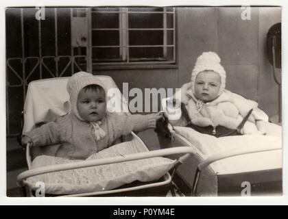 Der TSCHECHOSLOWAKISCHEN SOZIALISTISCHEN REPUBLIK, ca. 1972: Vintage Foto zeigt Babys im Kinderwagen (Kinderwagen), ca. 1972. Stockfoto