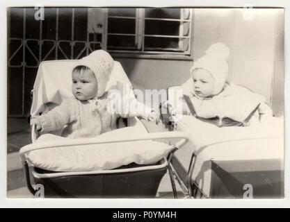 Der TSCHECHOSLOWAKISCHEN SOZIALISTISCHEN REPUBLIK, ca. 1972: Vintage Foto zeigt Babys im Kinderwagen (Kinderwagen), ca. 1972. Stockfoto