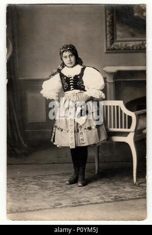 Die tschechoslowakische Republik, ca. 1930er Jahre: Vintage portrait Foto zeigt Mädchen in Folk costum. Photo Studio Portrait, ca. 1930er-Jahre. Stockfoto