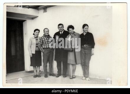 Der TSCHECHOSLOWAKISCHEN SOZIALISTISCHEN REPUBLIK, 1970: s Vintage Foto zeigt eine Gruppe von Menschen vor dem Haus, 1970er Jahre. Stockfoto