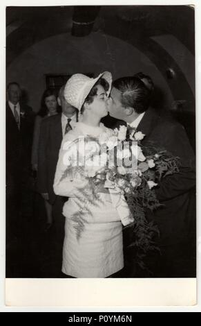 Der TSCHECHOSLOWAKISCHEN SOZIALISTISCHEN REPUBLIK, circa 1970: vintage Foto zeigt Hochzeit Foto - Braut küssen, circa 1970. Stockfoto