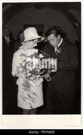 Der TSCHECHOSLOWAKISCHEN SOZIALISTISCHEN REPUBLIK, circa 1970: vintage Foto zeigt Hochzeit Foto (ehering), circa 1970. Stockfoto