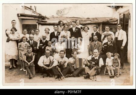 DIE TSCHECHOSLOWAKISCHE REPUBLIK, UM 1920s: Ein Vintage-Foto zeigt die Menschen im Hinterhof (während der ländlichen Hochzeit), um 1920s. Stockfoto