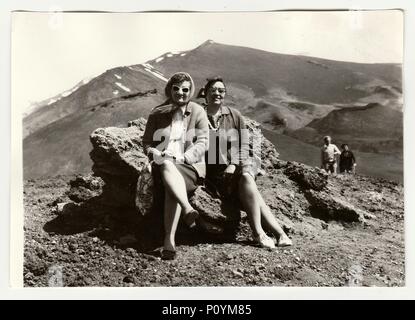 ITALIEN, UM 1960s: Vintage-Foto zeigt Frauen im Urlaub, um 1960s. Urlaub in den Bergen. Stockfoto