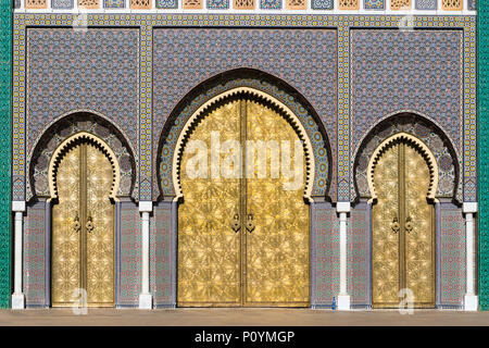 Messing Tor und Zellige Mosaic Kacheln auf Dar al-Makhzen oder Dar el-Makhzen Royal Palace in Fez, Marokko