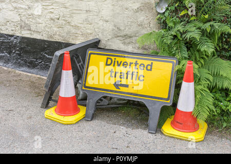 Gelbes "vertauchten Verkehr" Zeichen - Metapher für verlorene Daten, alternative Routen, Verzögerungen, Straßenarbeiten, Straßenpflege, Straßenarbeiten Großbritannien, vorübergehende Straßensperrung Stockfoto