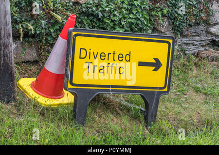 Gelbes Verkehrsschild. Für verlorene Daten, alternative Routen, Verspätungen, Verkehrszeichen UK, Straßenwartung, Straßenbauarbeiten Großbritannien, vorübergehende Straßensperrung. Stockfoto