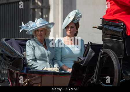 9. Juni 2018 in London UK britische Königin Elizabeth führt der britischen königlichen Familie in ihrer offiziellen Geburtstag feiern mit dem TROOPING der Farben und ein Flypast am Buckingham Palace in London. Stockfoto