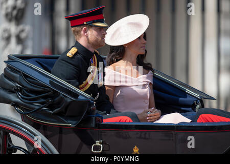 9. Juni 2018 in London UK britische Königin Elizabeth führt der britischen königlichen Familie in ihrer offiziellen Geburtstag feiern mit dem TROOPING der Farben und ein Flypast am Buckingham Palace in London. Stockfoto