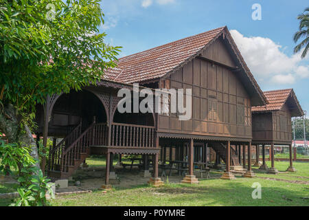 Traditionelle, malaiische Haus in der Regel durch Materialien aus der Natur wie Laub und Holz erbaut. Stockfoto