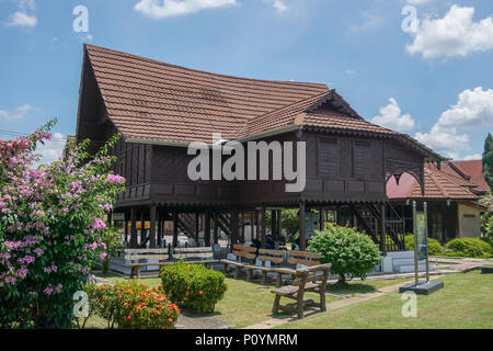 Traditionelle, malaiische Haus in der Regel durch Materialien aus der Natur wie Laub und Holz erbaut. Stockfoto