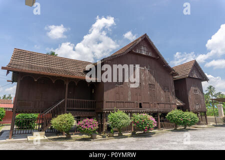 Traditionelle, malaiische Haus in der Regel durch Materialien aus der Natur wie Laub und Holz erbaut. Stockfoto