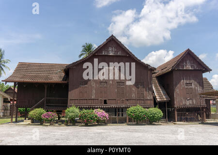 Traditionelle, malaiische Haus in der Regel durch Materialien aus der Natur wie Laub und Holz erbaut. Stockfoto