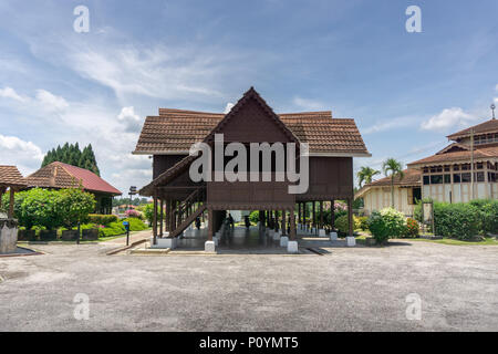 Traditionelle, malaiische Haus in der Regel durch Materialien aus der Natur wie Laub und Holz erbaut. Stockfoto