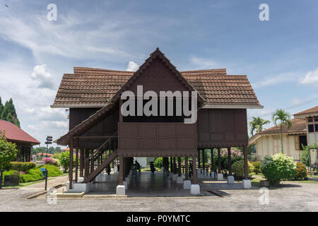 Traditionelle, malaiische Haus in der Regel durch Materialien aus der Natur wie Laub und Holz erbaut. Stockfoto