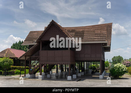 Traditionelle, malaiische Haus in der Regel durch Materialien aus der Natur wie Laub und Holz erbaut. Stockfoto