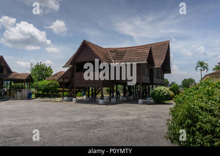 Traditionelle, malaiische Haus in der Regel durch Materialien aus der Natur wie Laub und Holz erbaut. Stockfoto