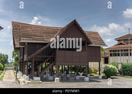 Traditionelle, malaiische Haus in der Regel durch Materialien aus der Natur wie Laub und Holz erbaut. Stockfoto