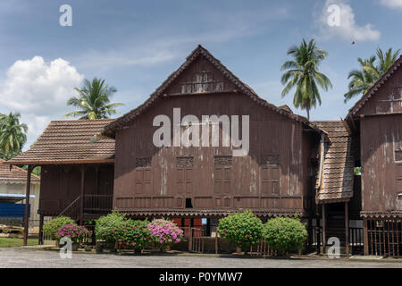 Traditionelle, malaiische Haus in der Regel durch Materialien aus der Natur wie Laub und Holz erbaut. Stockfoto