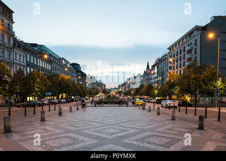 Blick auf den Wenzelsplatz bei Sonnenuntergang in Prag, Tschechische Republik Stockfoto