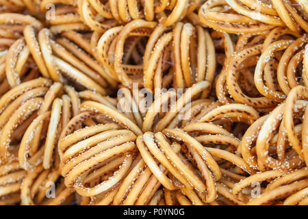 Bagels mit Glasur und Mohn. Eine Menge Bagels Stockfoto