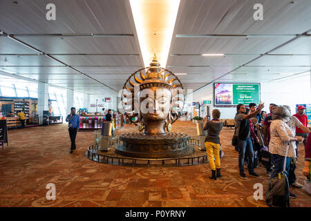 NEW DELHI, INDIEN - ca. April 2017: Surya Bronzestatue am Indira Gandhi International Flughafen, Terminal 3. Surya ist die solar Gottheit im Hinduismus. Stockfoto