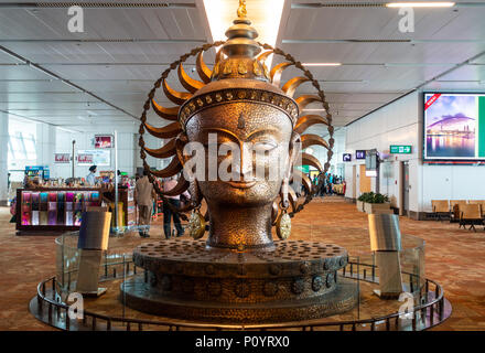 NEW DELHI, INDIEN - ca. April 2017: Surya Bronzestatue am Indira Gandhi International Flughafen, Terminal 3. Surya ist die solar Gottheit im Hinduismus. Stockfoto