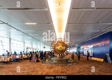 NEW DELHI, INDIEN - ca. April 2017: Zurück der Surya Bronzestatue am Indira Gandhi International Flughafen, Terminal 3. Surya ist die solar Gottheit in H Stockfoto