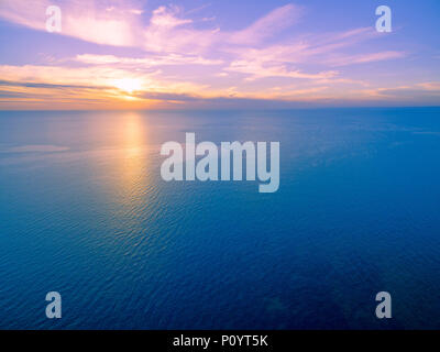 Minimalistische Antenne Seascape - Sonnenuntergang über ruhiges Wasser Stockfoto