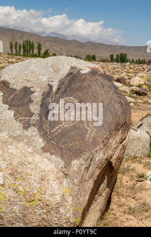 Petroglyph in Stein Garten, Cholpon Ata, Kirgisistan Stockfoto